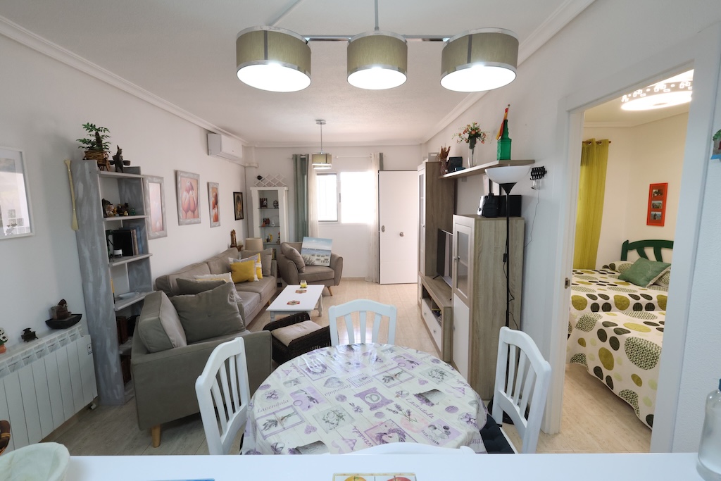 ALAKERRAN BUNGALOW, JOSSA ON SUURI TERASSI, PUUTARHA, GRILLI JA UIMA-ALLAS, ZENIA MAR III:SSA