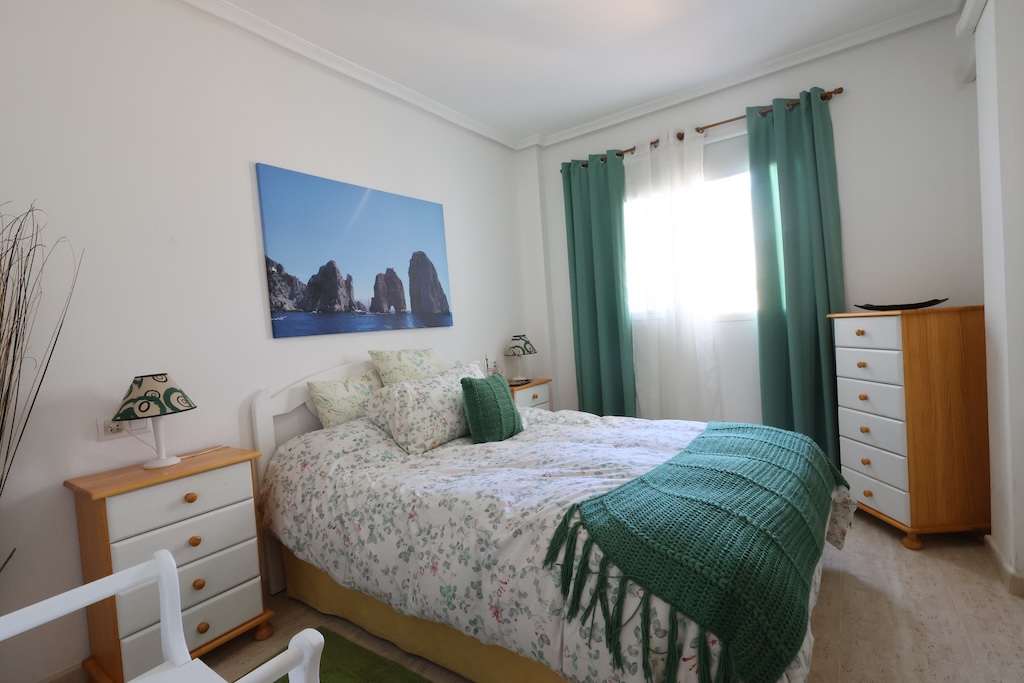 ALAKERRAN BUNGALOW, JOSSA ON SUURI TERASSI, PUUTARHA, GRILLI JA UIMA-ALLAS, ZENIA MAR III:SSA
