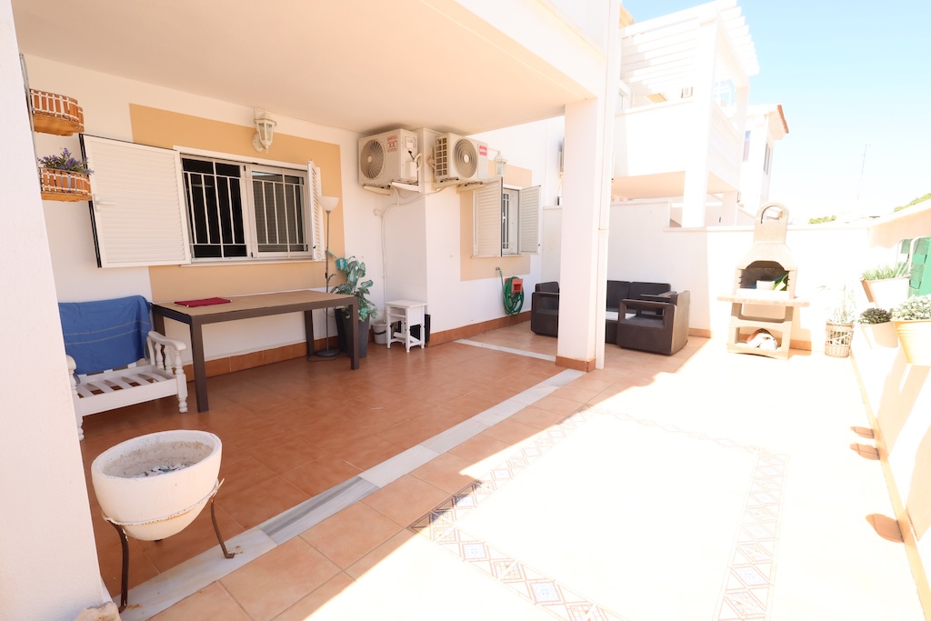 ALAKERRAN BUNGALOW, JOSSA ON SUURI TERASSI, PUUTARHA, GRILLI JA UIMA-ALLAS, ZENIA MAR III:SSA
