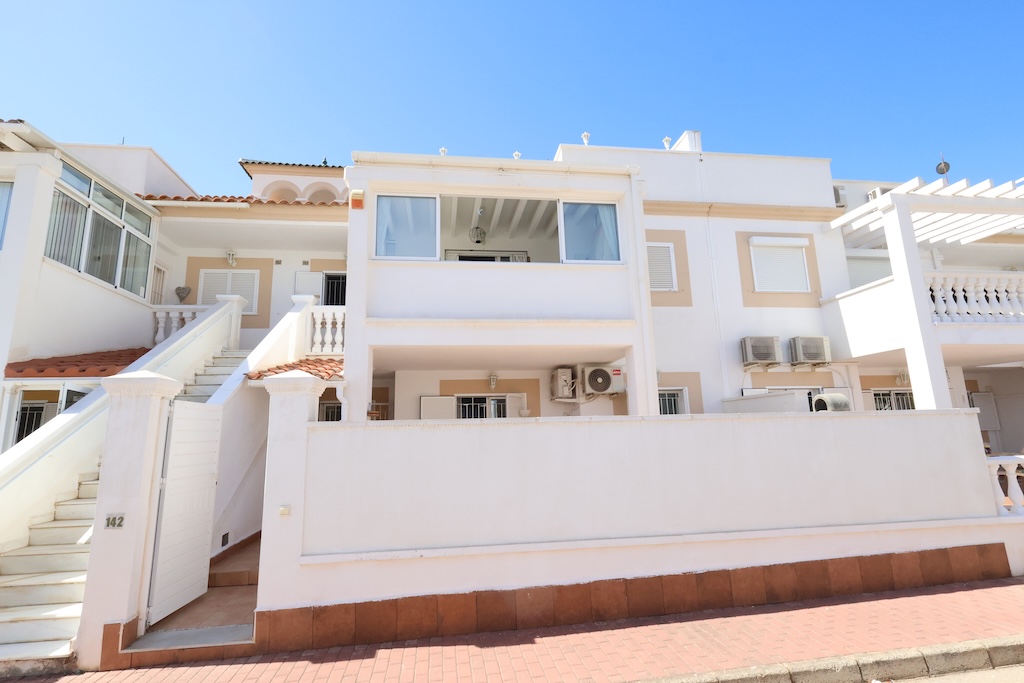 ALAKERRAN BUNGALOW, JOSSA ON SUURI TERASSI, PUUTARHA, GRILLI JA UIMA-ALLAS, ZENIA MAR III:SSA