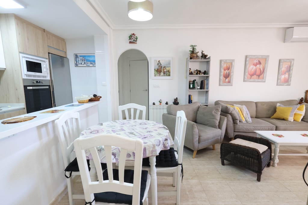 ALAKERRAN BUNGALOW, JOSSA ON SUURI TERASSI, PUUTARHA, GRILLI JA UIMA-ALLAS, ZENIA MAR III:SSA