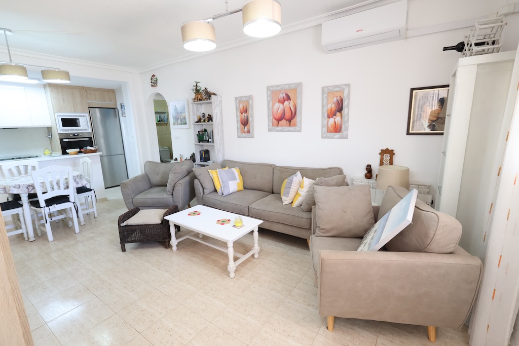 ALAKERRAN BUNGALOW, JOSSA ON SUURI TERASSI, PUUTARHA, GRILLI JA UIMA-ALLAS, ZENIA MAR III:SSA