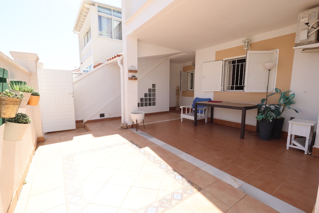 ALAKERRAN BUNGALOW, JOSSA ON SUURI TERASSI, PUUTARHA, GRILLI JA UIMA-ALLAS, ZENIA MAR III:SSA