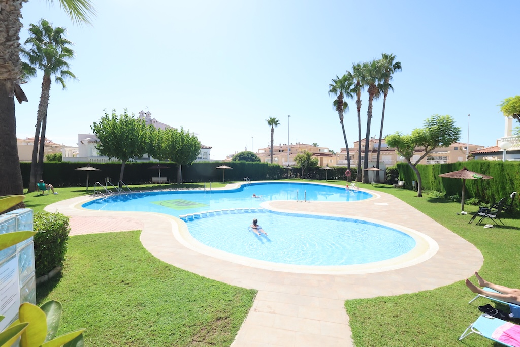 ALAKERRAN BUNGALOW, JOSSA ON SUURI TERASSI, PUUTARHA, GRILLI JA UIMA-ALLAS, ZENIA MAR III:SSA