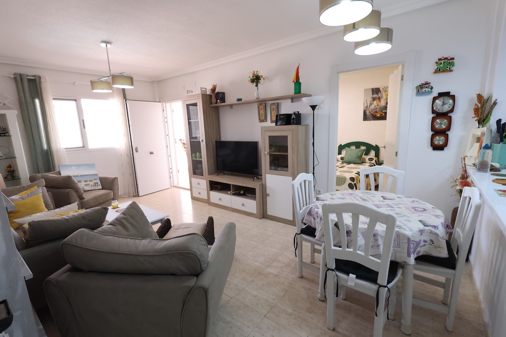 ALAKERRAN BUNGALOW, JOSSA ON SUURI TERASSI, PUUTARHA, GRILLI JA UIMA-ALLAS, ZENIA MAR III:SSA