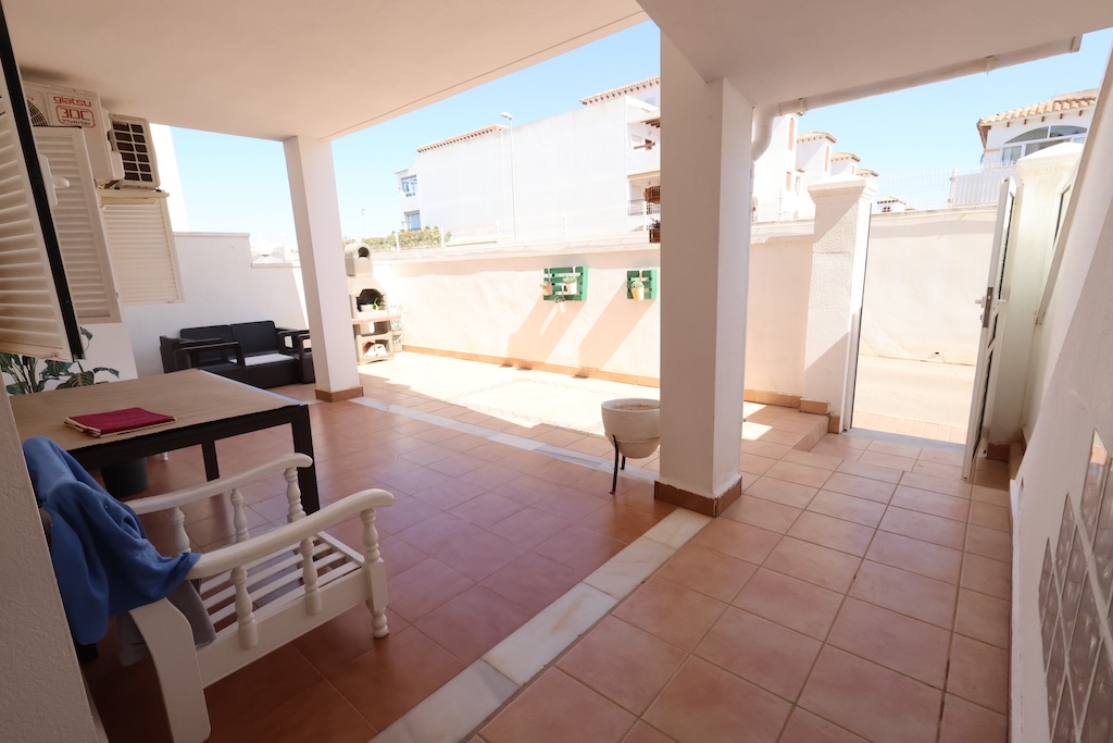 ALAKERRAN BUNGALOW, JOSSA ON SUURI TERASSI, PUUTARHA, GRILLI JA UIMA-ALLAS, ZENIA MAR III:SSA