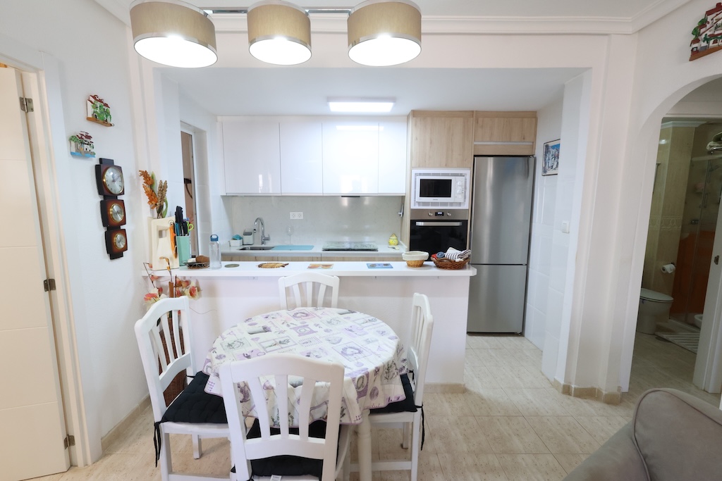 ALAKERRAN BUNGALOW, JOSSA ON SUURI TERASSI, PUUTARHA, GRILLI JA UIMA-ALLAS, ZENIA MAR III:SSA