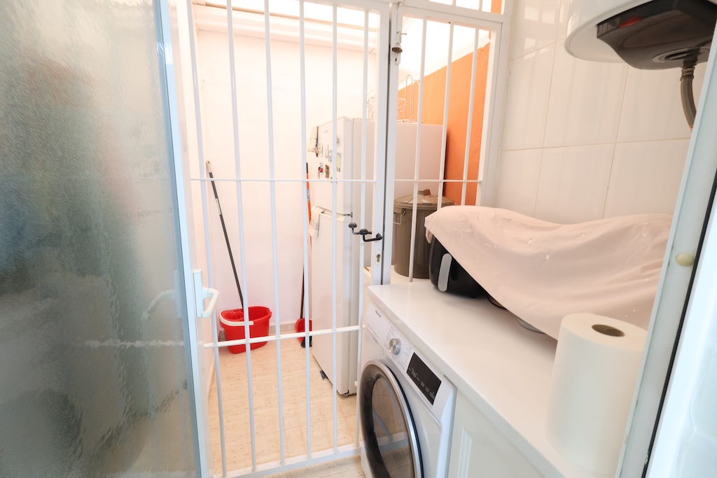 ALAKERRAN BUNGALOW, JOSSA ON SUURI TERASSI, PUUTARHA, GRILLI JA UIMA-ALLAS, ZENIA MAR III:SSA