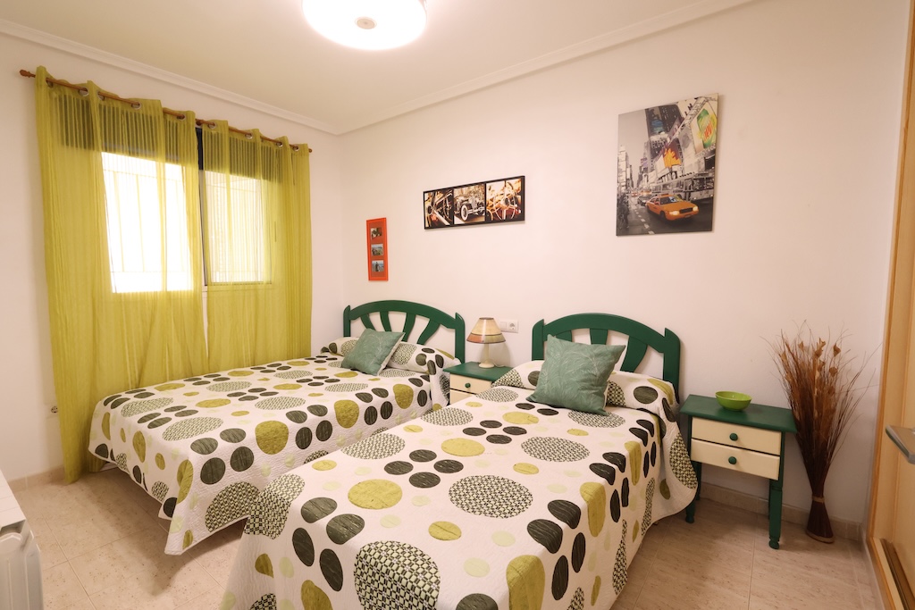 ALAKERRAN BUNGALOW, JOSSA ON SUURI TERASSI, PUUTARHA, GRILLI JA UIMA-ALLAS, ZENIA MAR III:SSA