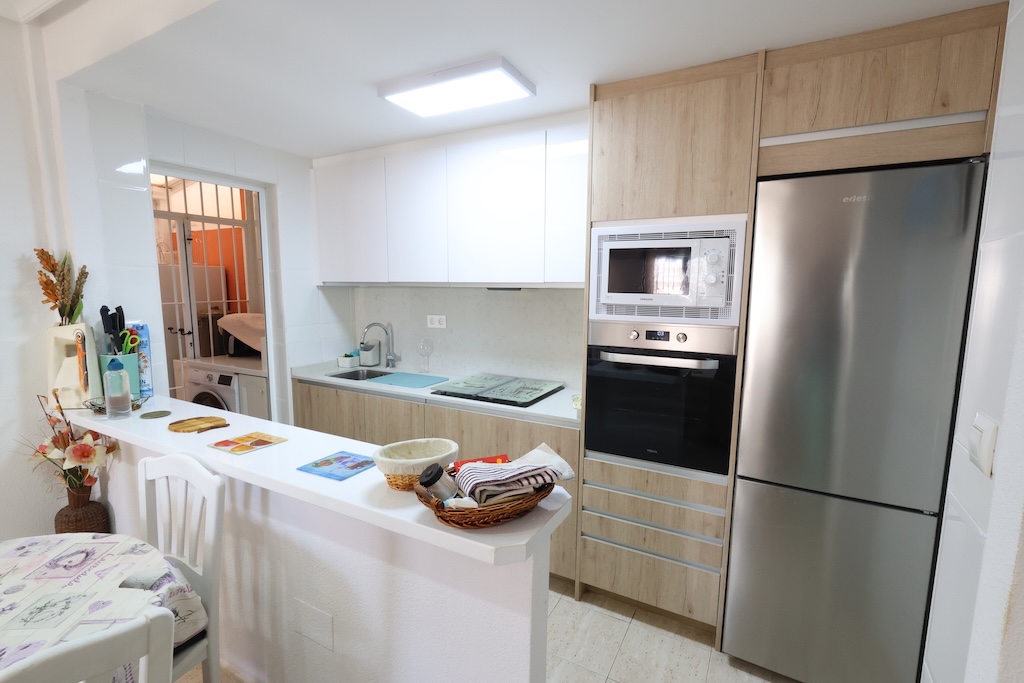 ALAKERRAN BUNGALOW, JOSSA ON SUURI TERASSI, PUUTARHA, GRILLI JA UIMA-ALLAS, ZENIA MAR III:SSA