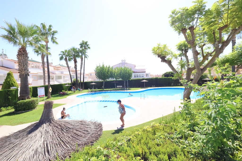 ALAKERRAN BUNGALOW, JOSSA ON SUURI TERASSI, PUUTARHA, GRILLI JA UIMA-ALLAS, ZENIA MAR III:SSA
