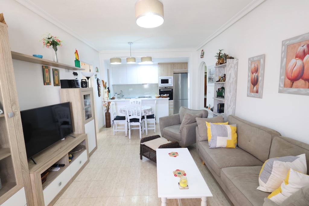ALAKERRAN BUNGALOW, JOSSA ON SUURI TERASSI, PUUTARHA, GRILLI JA UIMA-ALLAS, ZENIA MAR III:SSA