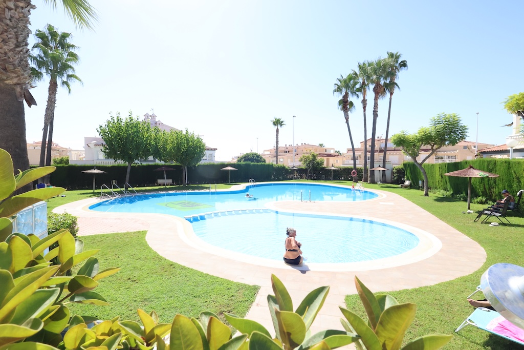 ALAKERRAN BUNGALOW, JOSSA ON SUURI TERASSI, PUUTARHA, GRILLI JA UIMA-ALLAS, ZENIA MAR III:SSA