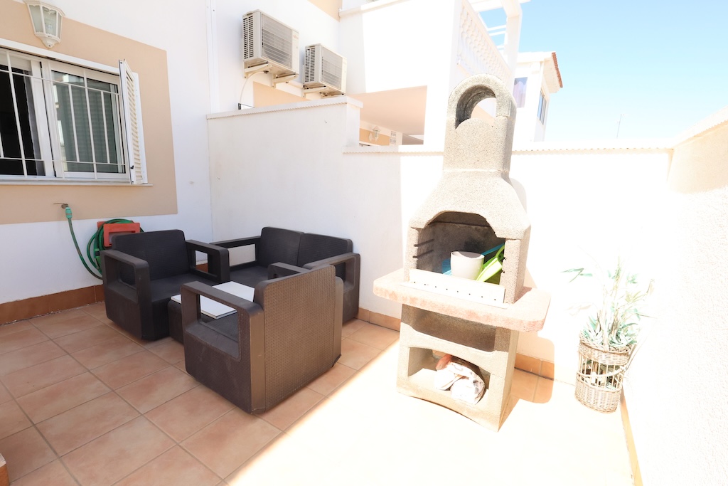 ALAKERRAN BUNGALOW, JOSSA ON SUURI TERASSI, PUUTARHA, GRILLI JA UIMA-ALLAS, ZENIA MAR III:SSA