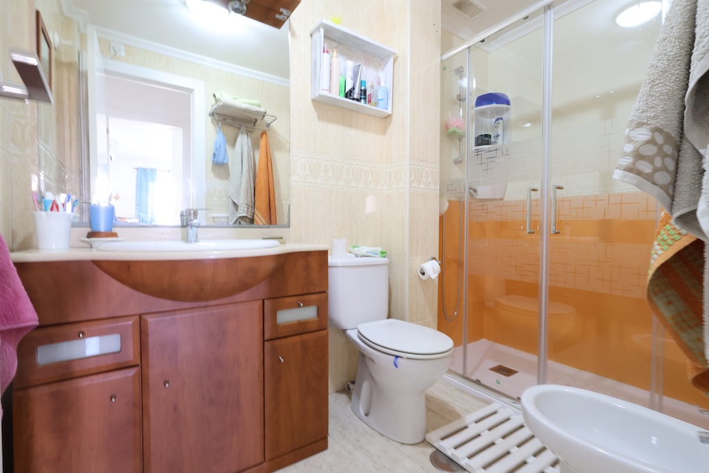 ALAKERRAN BUNGALOW, JOSSA ON SUURI TERASSI, PUUTARHA, GRILLI JA UIMA-ALLAS, ZENIA MAR III:SSA