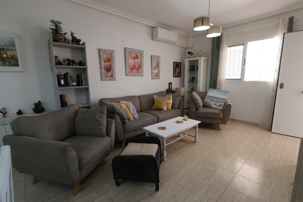 ALAKERRAN BUNGALOW, JOSSA ON SUURI TERASSI, PUUTARHA, GRILLI JA UIMA-ALLAS, ZENIA MAR III:SSA