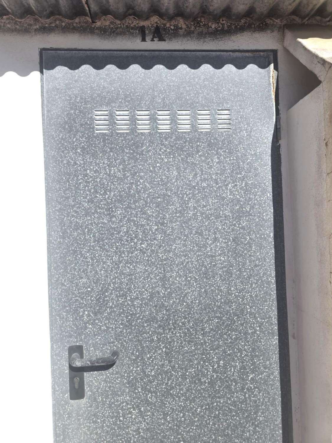 AMPLIO APARTAMENTO DE 3 DORMITORIOS Y 2 BAÑOS EN EL CENTRO DE TORREVIEJA, ORIENTACIÓN SUR