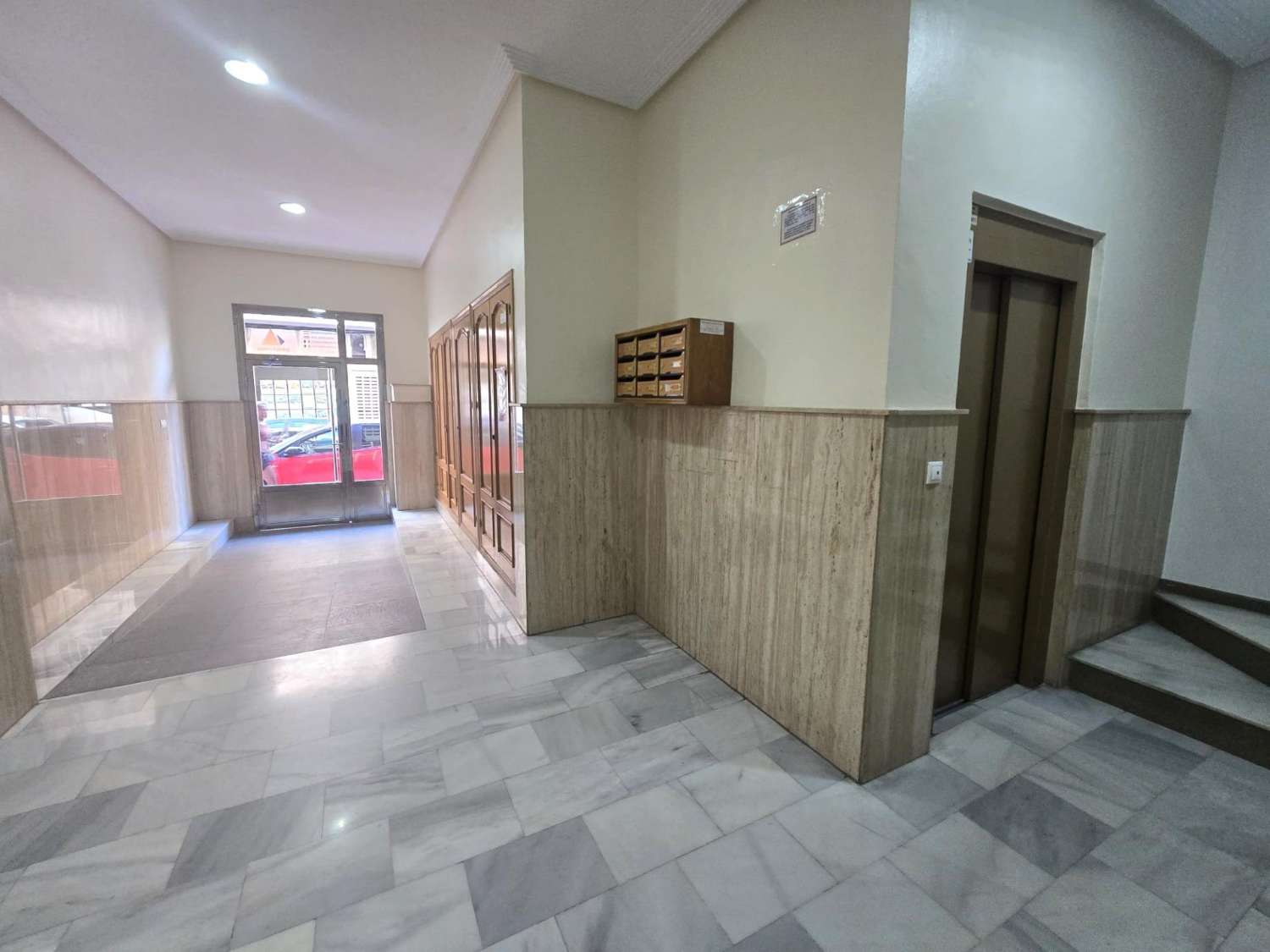 AMPLIO APARTAMENTO DE 3 DORMITORIOS Y 2 BAÑOS EN EL CENTRO DE TORREVIEJA, ORIENTACIÓN SUR