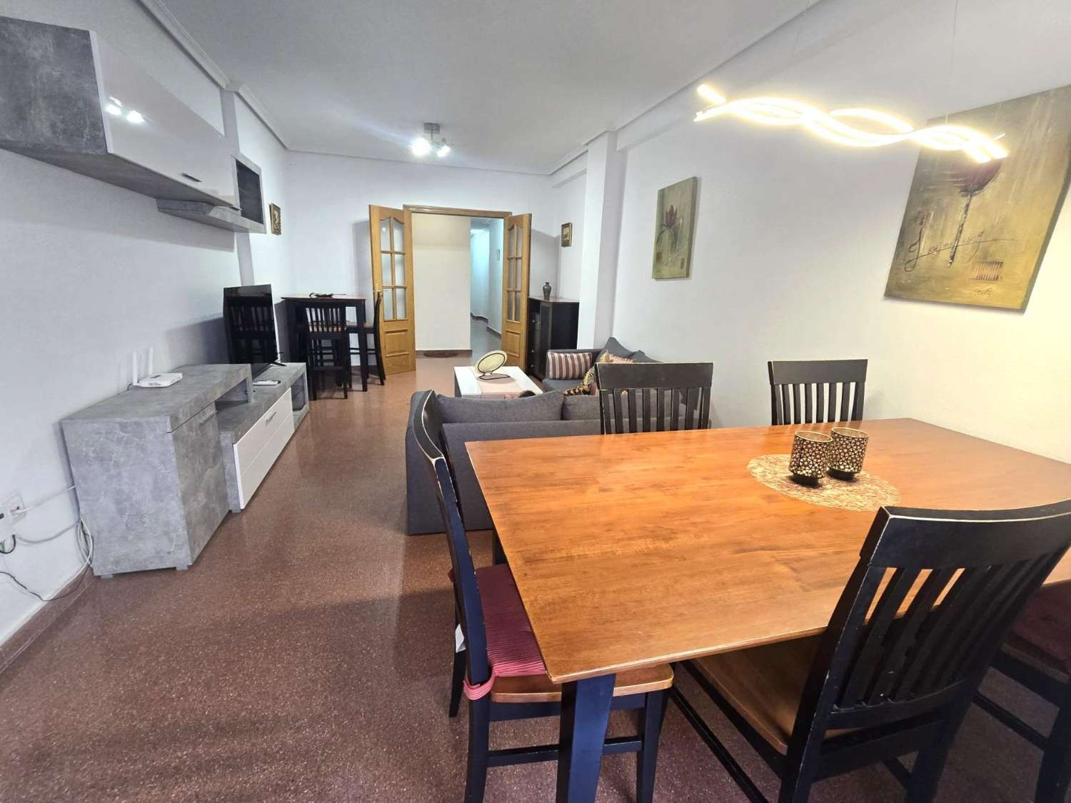 AMPLIO APARTAMENTO DE 3 DORMITORIOS Y 2 BAÑOS EN EL CENTRO DE TORREVIEJA, ORIENTACIÓN SUR
