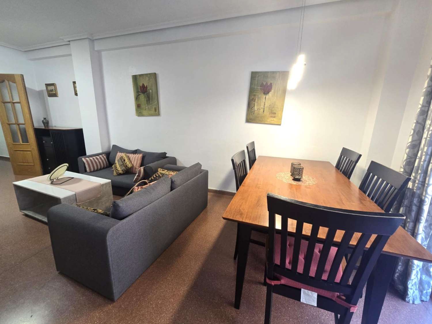 AMPLIO APARTAMENTO DE 3 DORMITORIOS Y 2 BAÑOS EN EL CENTRO DE TORREVIEJA, ORIENTACIÓN SUR