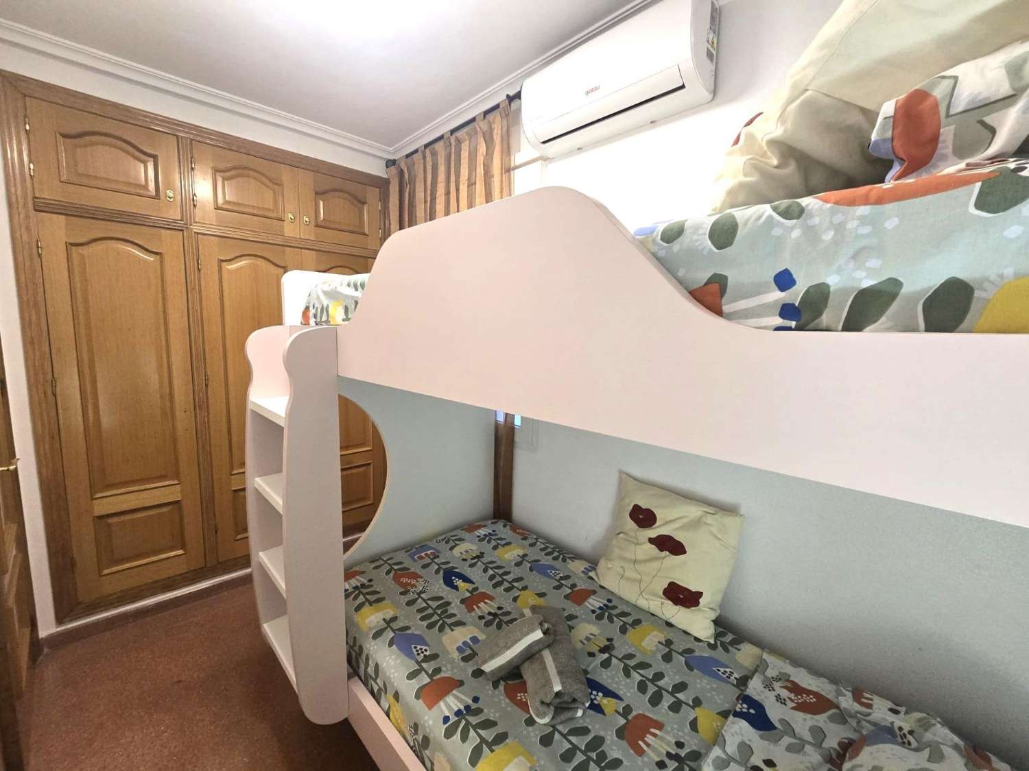AMPLIO APARTAMENTO DE 3 DORMITORIOS Y 2 BAÑOS EN EL CENTRO DE TORREVIEJA, ORIENTACIÓN SUR
