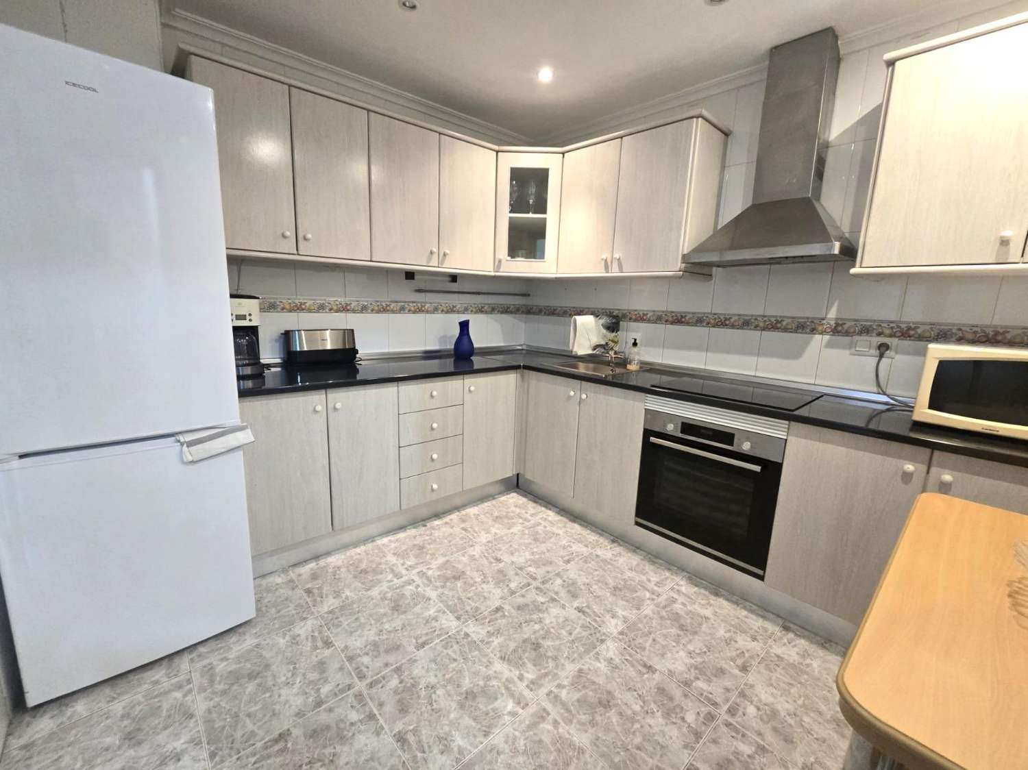 AMPLIO APARTAMENTO DE 3 DORMITORIOS Y 2 BAÑOS EN EL CENTRO DE TORREVIEJA, ORIENTACIÓN SUR