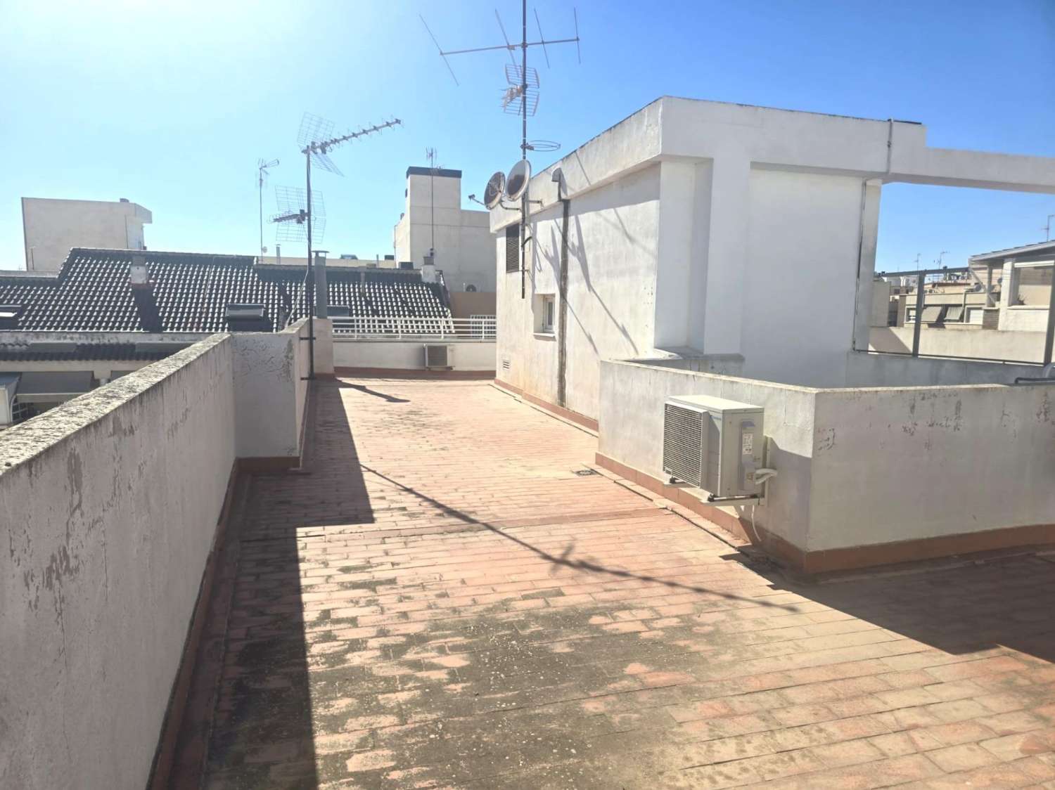 AMPLIO APARTAMENTO DE 3 DORMITORIOS Y 2 BAÑOS EN EL CENTRO DE TORREVIEJA, ORIENTACIÓN SUR