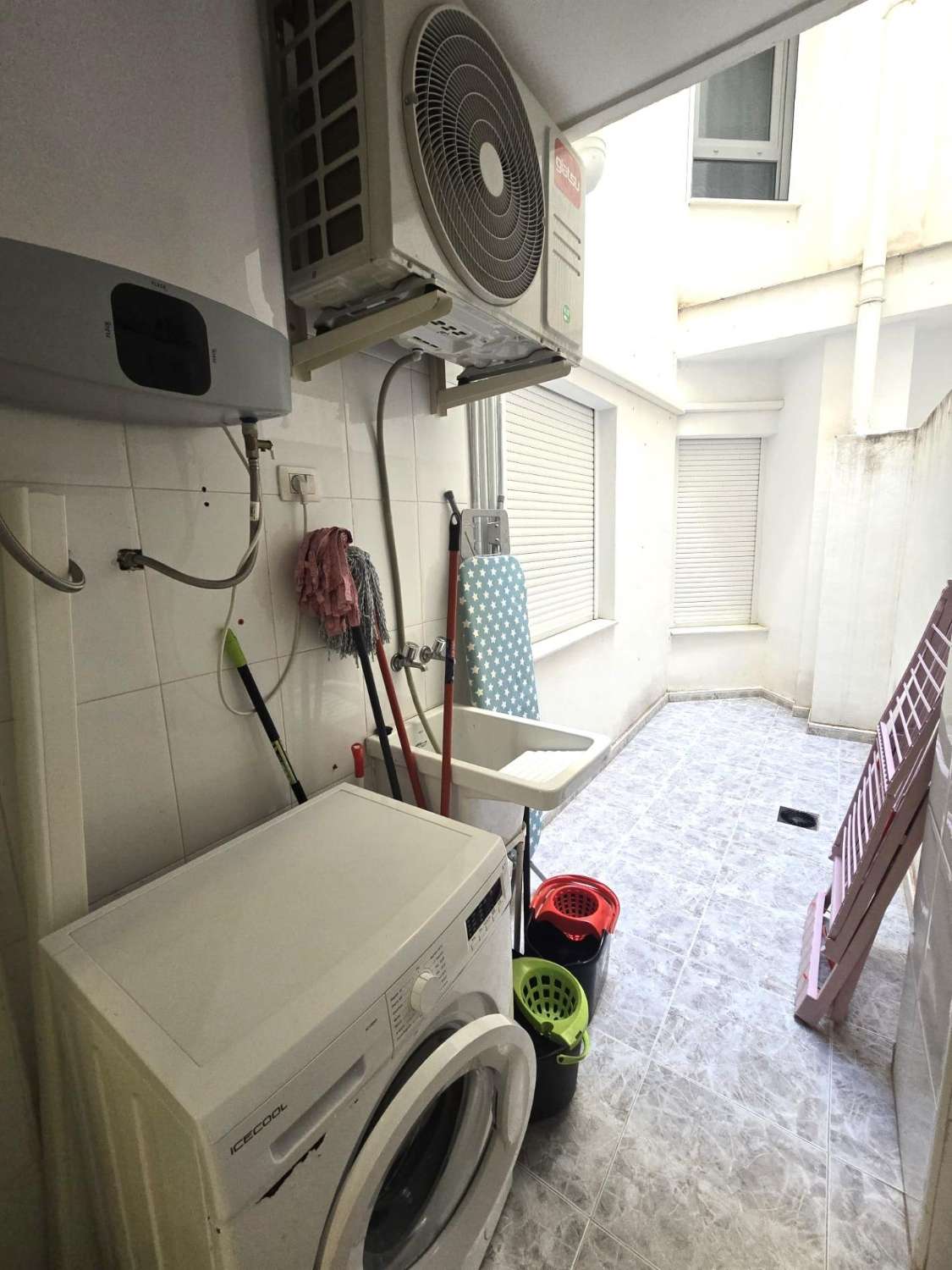 AMPLIO APARTAMENTO DE 3 DORMITORIOS Y 2 BAÑOS EN EL CENTRO DE TORREVIEJA, ORIENTACIÓN SUR