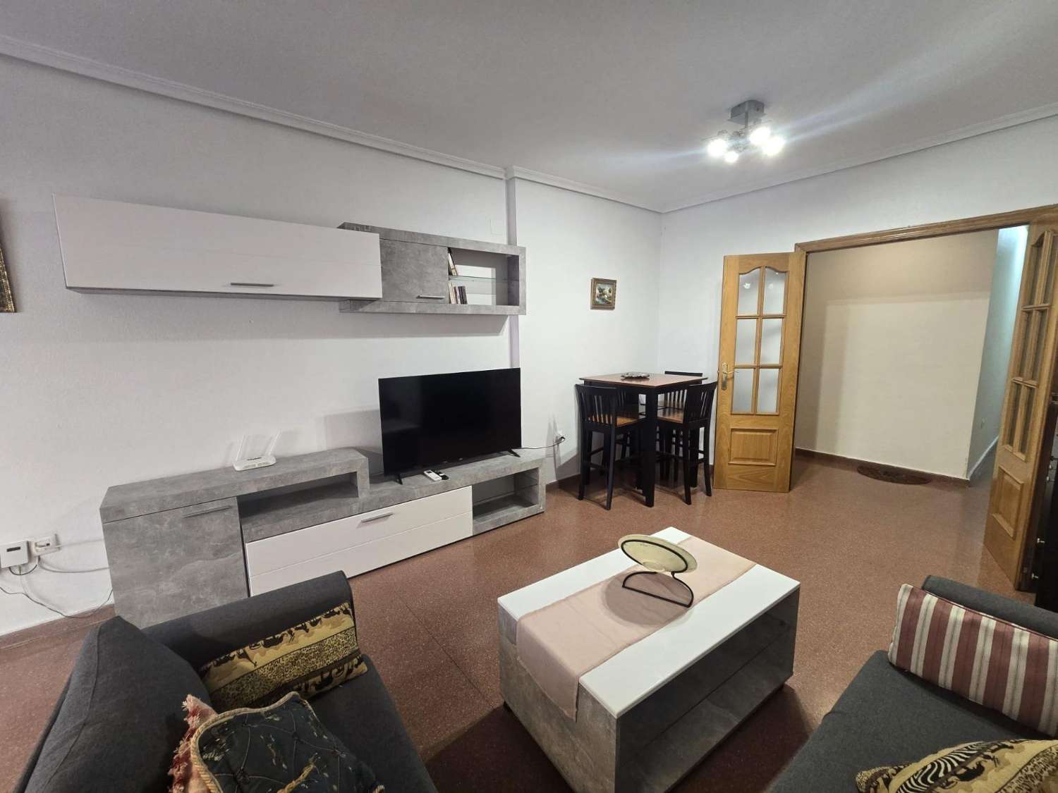 AMPLIO APARTAMENTO DE 3 DORMITORIOS Y 2 BAÑOS EN EL CENTRO DE TORREVIEJA, ORIENTACIÓN SUR