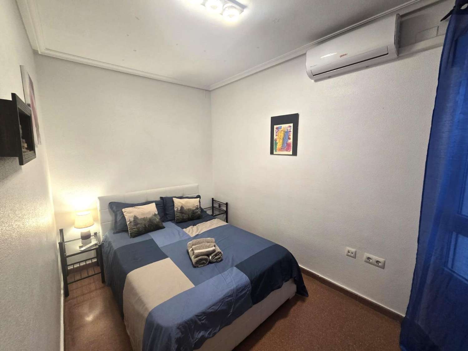 AMPLIO APARTAMENTO DE 3 DORMITORIOS Y 2 BAÑOS EN EL CENTRO DE TORREVIEJA, ORIENTACIÓN SUR