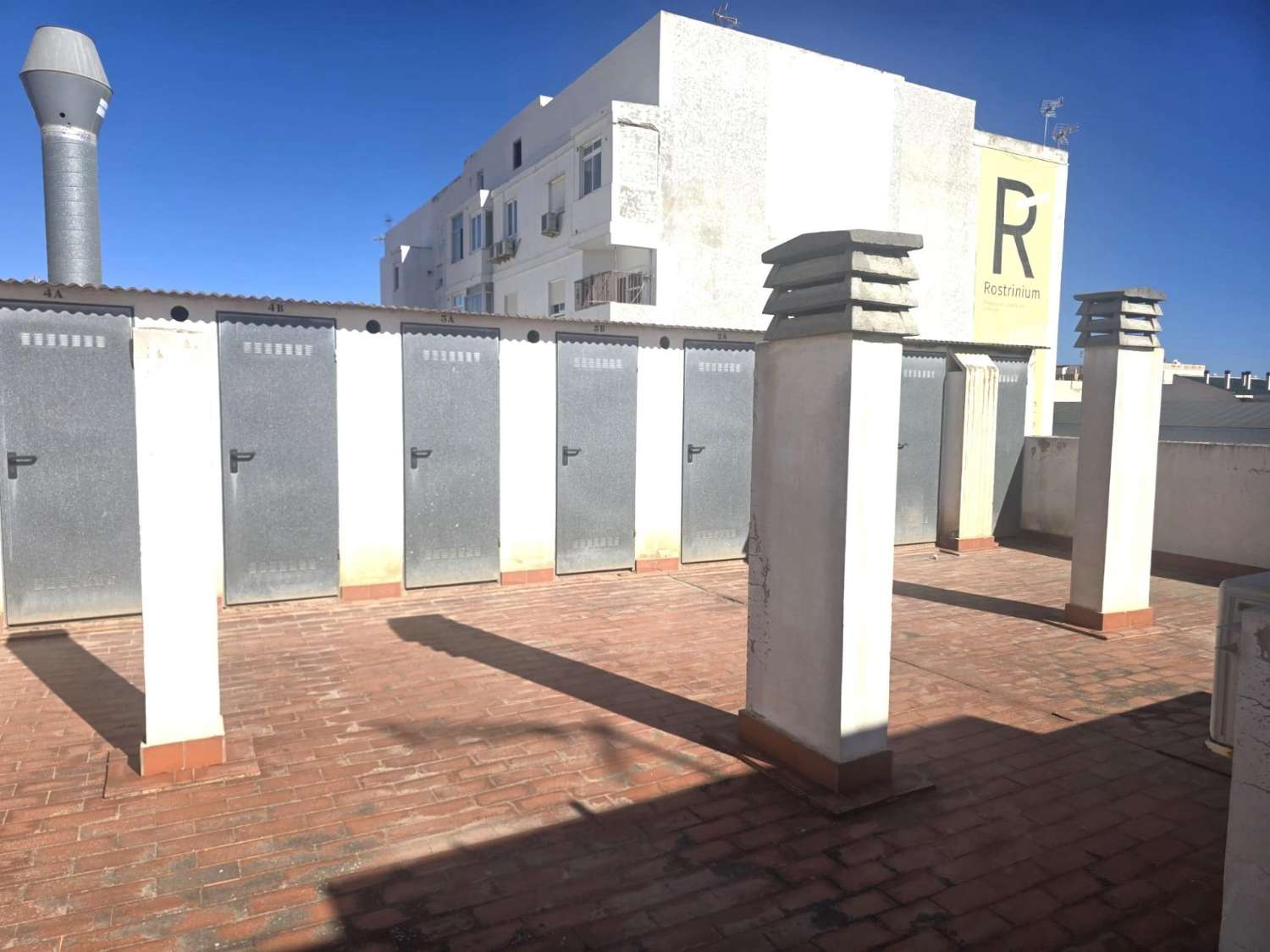 AMPLIO APARTAMENTO DE 3 DORMITORIOS Y 2 BAÑOS EN EL CENTRO DE TORREVIEJA, ORIENTACIÓN SUR
