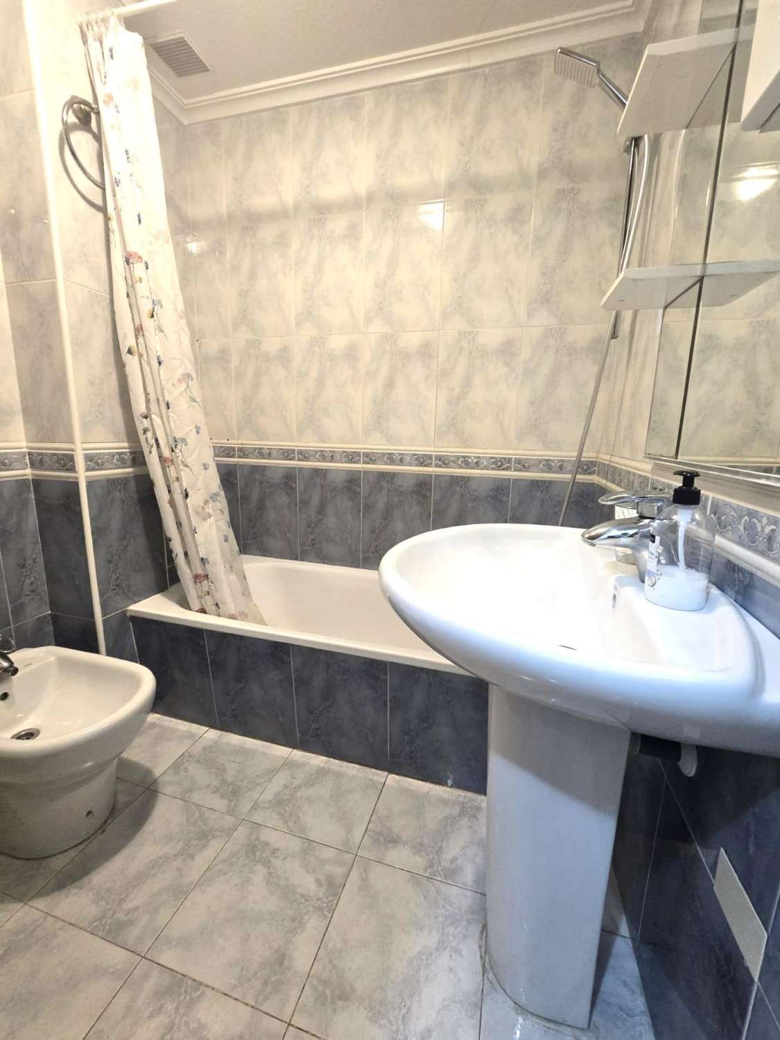 AMPLIO APARTAMENTO DE 3 DORMITORIOS Y 2 BAÑOS EN EL CENTRO DE TORREVIEJA, ORIENTACIÓN SUR