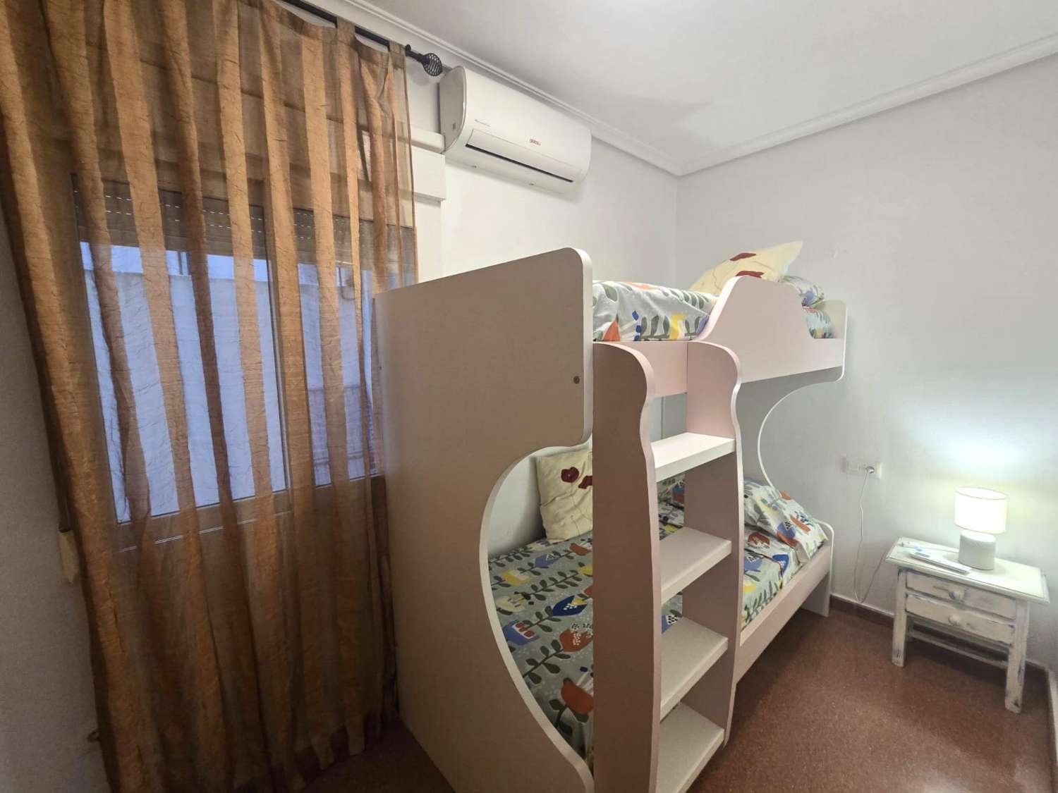 AMPLIO APARTAMENTO DE 3 DORMITORIOS Y 2 BAÑOS EN EL CENTRO DE TORREVIEJA, ORIENTACIÓN SUR