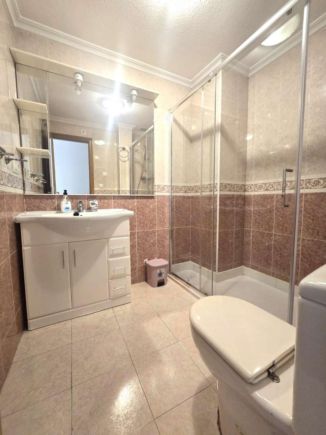 AMPLIO APARTAMENTO DE 3 DORMITORIOS Y 2 BAÑOS EN EL CENTRO DE TORREVIEJA, ORIENTACIÓN SUR