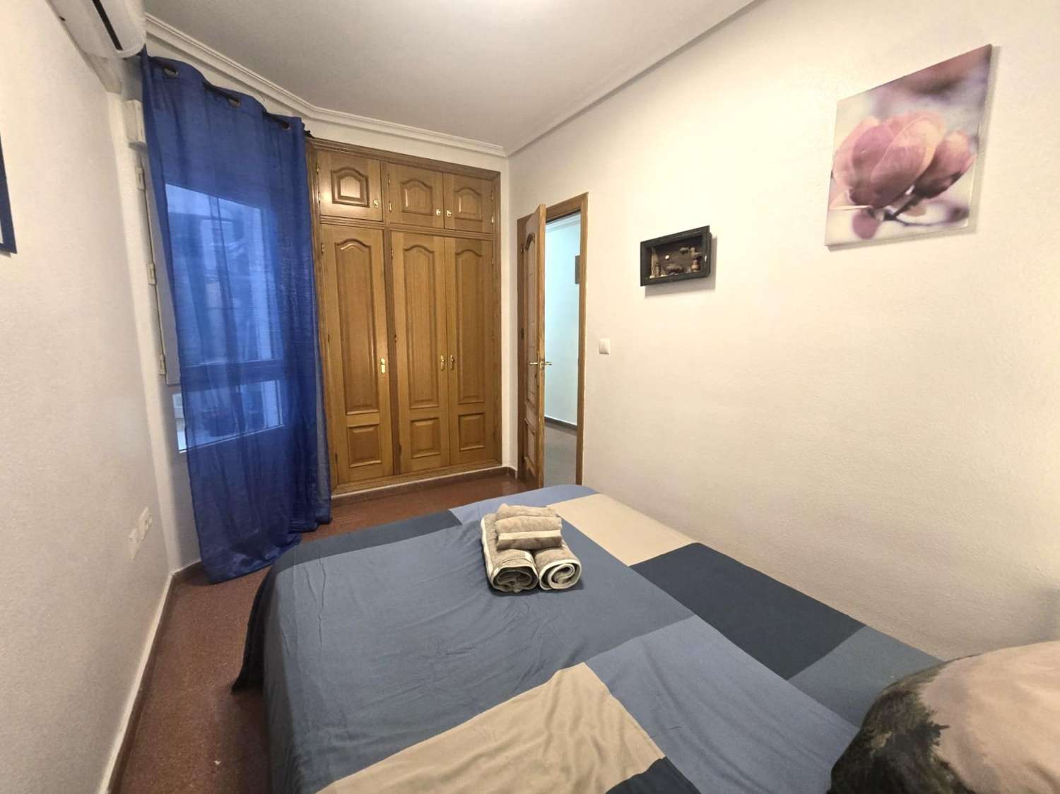 AMPLIO APARTAMENTO DE 3 DORMITORIOS Y 2 BAÑOS EN EL CENTRO DE TORREVIEJA, ORIENTACIÓN SUR