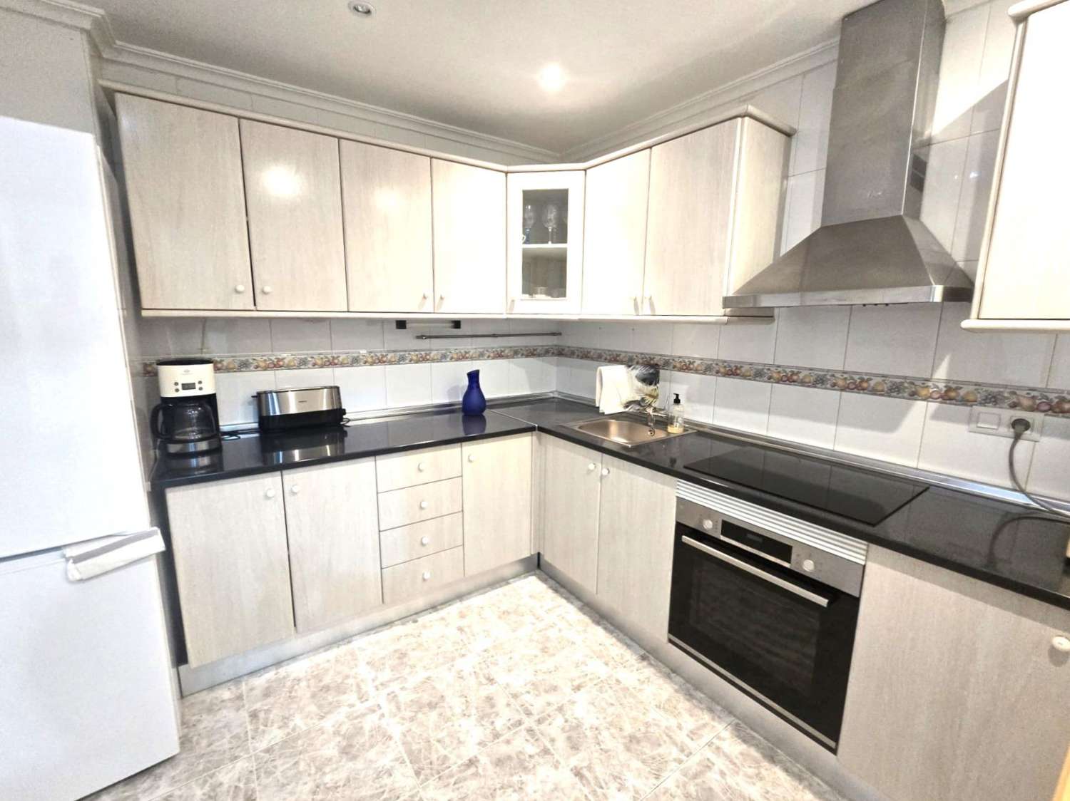 AMPLIO APARTAMENTO DE 3 DORMITORIOS Y 2 BAÑOS EN EL CENTRO DE TORREVIEJA, ORIENTACIÓN SUR