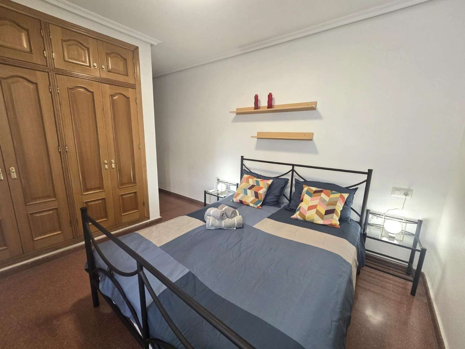 AMPLIO APARTAMENTO DE 3 DORMITORIOS Y 2 BAÑOS EN EL CENTRO DE TORREVIEJA, ORIENTACIÓN SUR