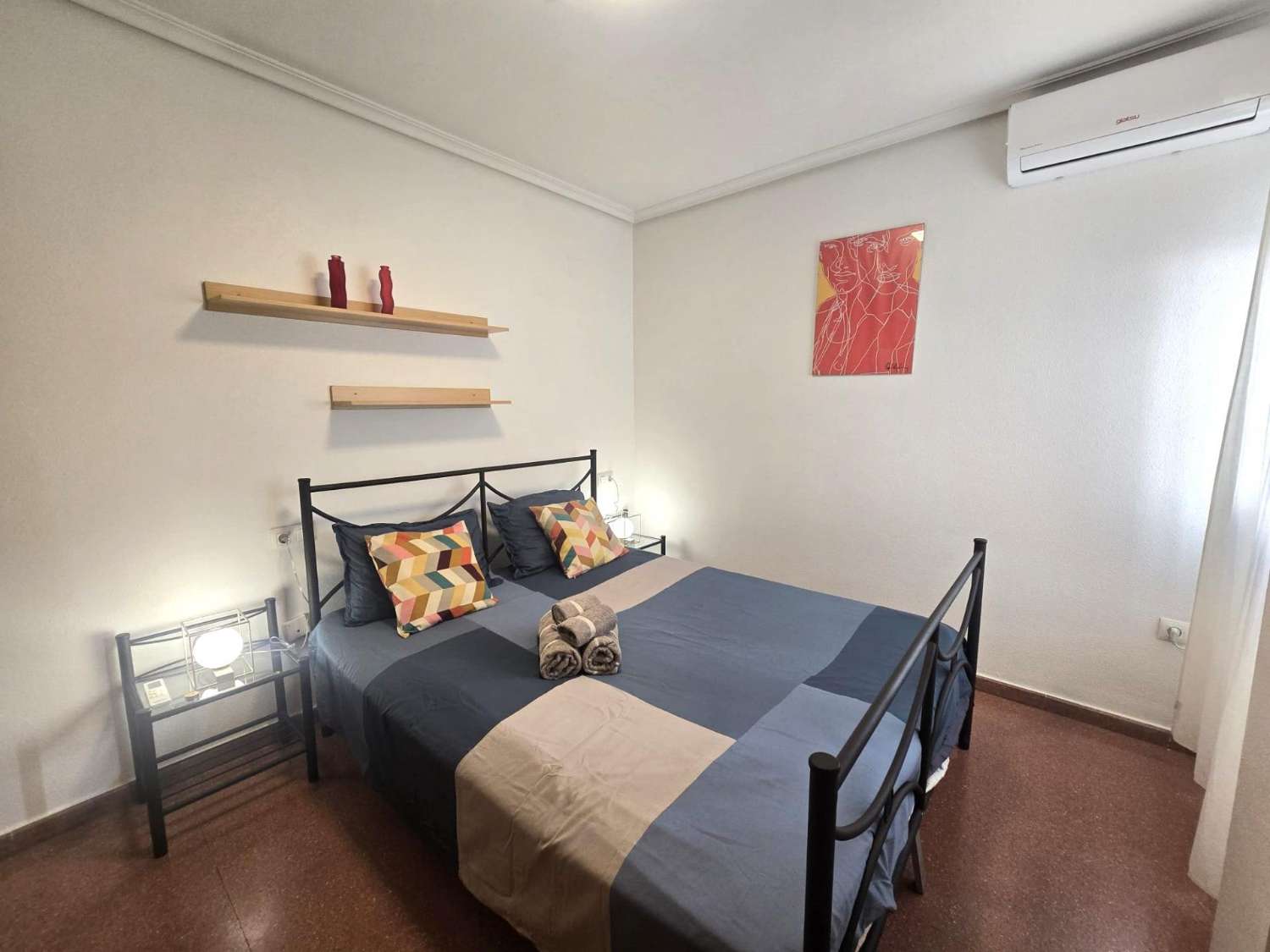 AMPLIO APARTAMENTO DE 3 DORMITORIOS Y 2 BAÑOS EN EL CENTRO DE TORREVIEJA, ORIENTACIÓN SUR