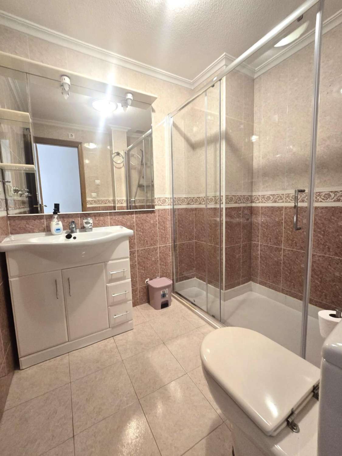 AMPLIO APARTAMENTO DE 3 DORMITORIOS Y 2 BAÑOS EN EL CENTRO DE TORREVIEJA, ORIENTACIÓN SUR