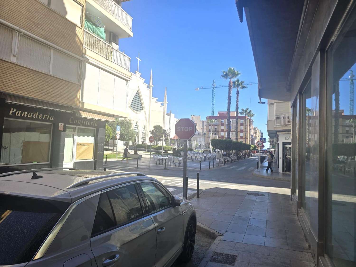 AMPLIO APARTAMENTO DE 3 DORMITORIOS Y 2 BAÑOS EN EL CENTRO DE TORREVIEJA, ORIENTACIÓN SUR