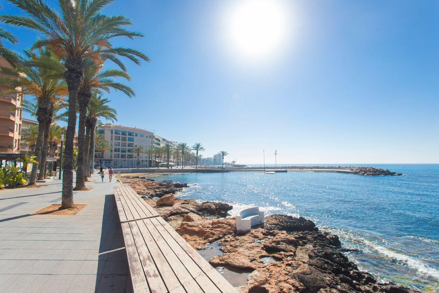 AMPLIO APARTAMENTO DE 3 DORMITORIOS Y 2 BAÑOS EN EL CENTRO DE TORREVIEJA, ORIENTACIÓN SUR