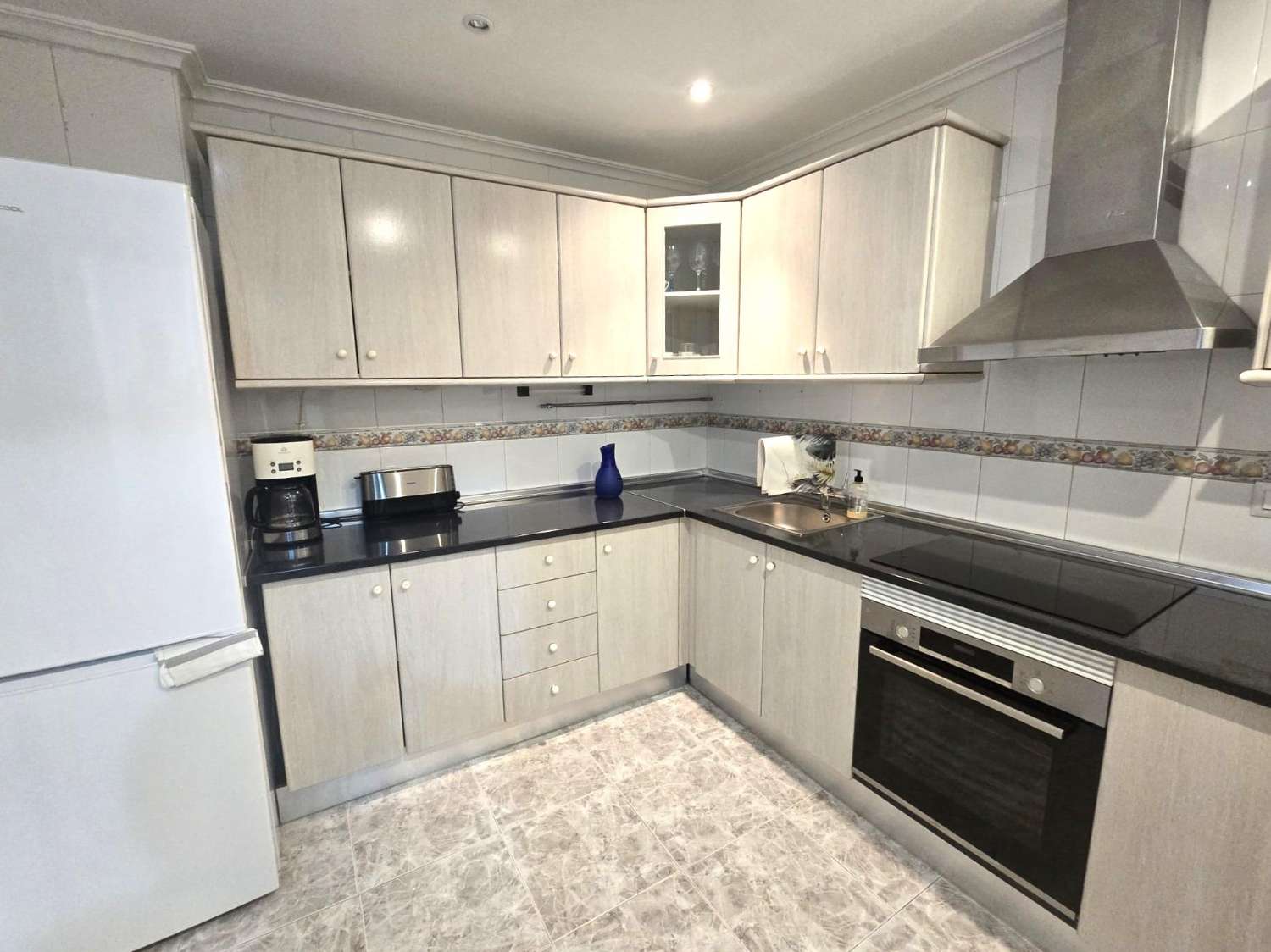 AMPLIO APARTAMENTO DE 3 DORMITORIOS Y 2 BAÑOS EN EL CENTRO DE TORREVIEJA, ORIENTACIÓN SUR