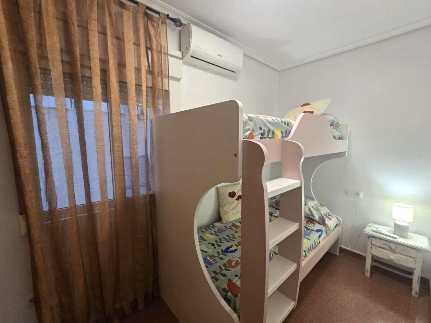 AMPLIO APARTAMENTO DE 3 DORMITORIOS Y 2 BAÑOS EN EL CENTRO DE TORREVIEJA, ORIENTACIÓN SUR