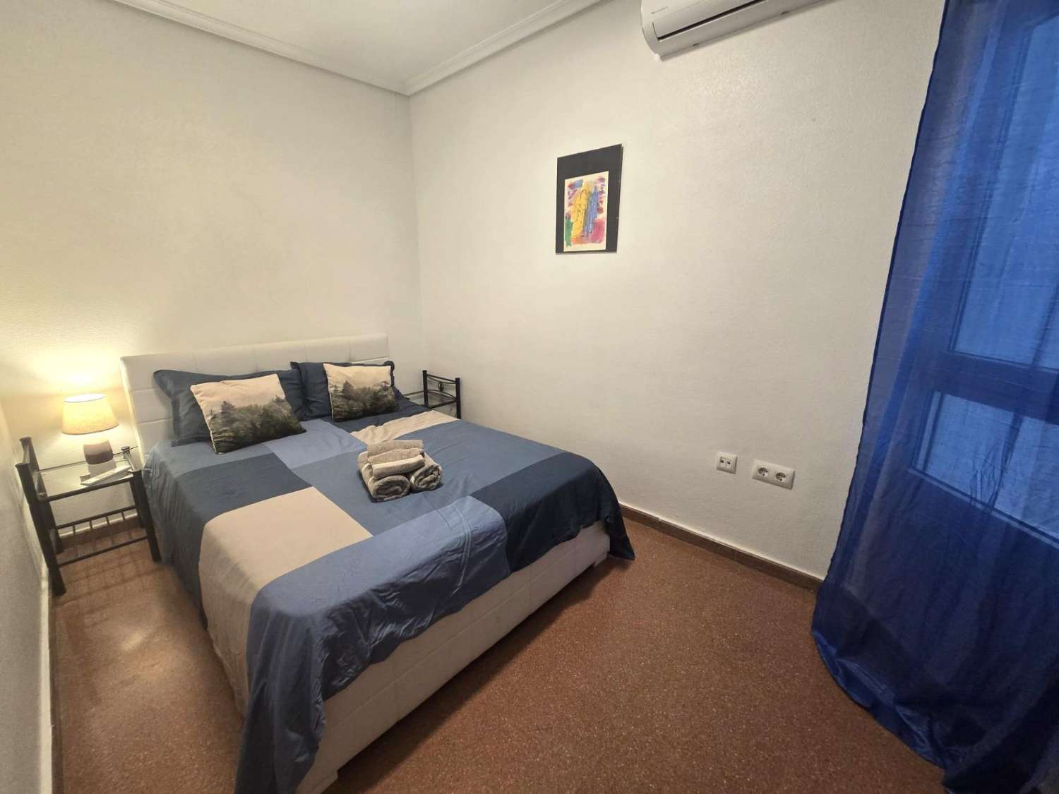 AMPLIO APARTAMENTO DE 3 DORMITORIOS Y 2 BAÑOS EN EL CENTRO DE TORREVIEJA, ORIENTACIÓN SUR