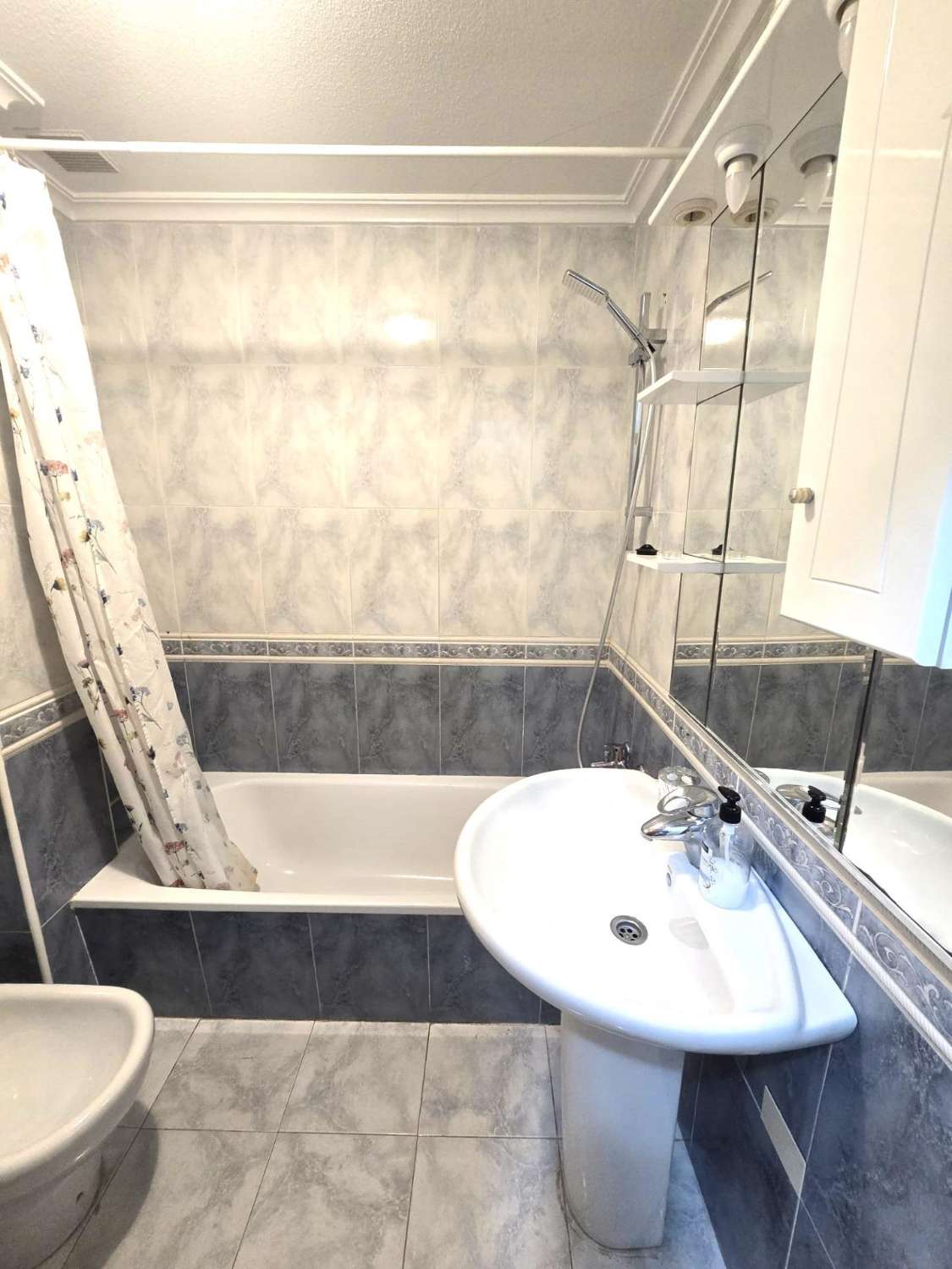 AMPLIO APARTAMENTO DE 3 DORMITORIOS Y 2 BAÑOS EN EL CENTRO DE TORREVIEJA, ORIENTACIÓN SUR
