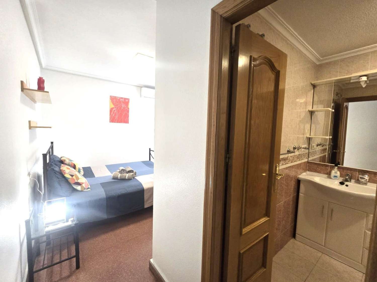 AMPLIO APARTAMENTO DE 3 DORMITORIOS Y 2 BAÑOS EN EL CENTRO DE TORREVIEJA, ORIENTACIÓN SUR