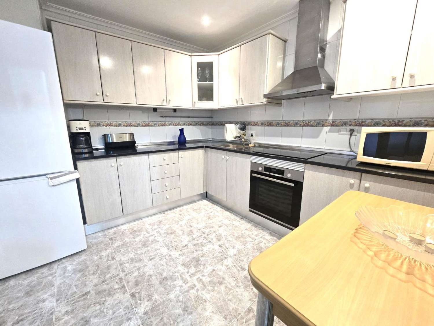 AMPLIO APARTAMENTO DE 3 DORMITORIOS Y 2 BAÑOS EN EL CENTRO DE TORREVIEJA, ORIENTACIÓN SUR