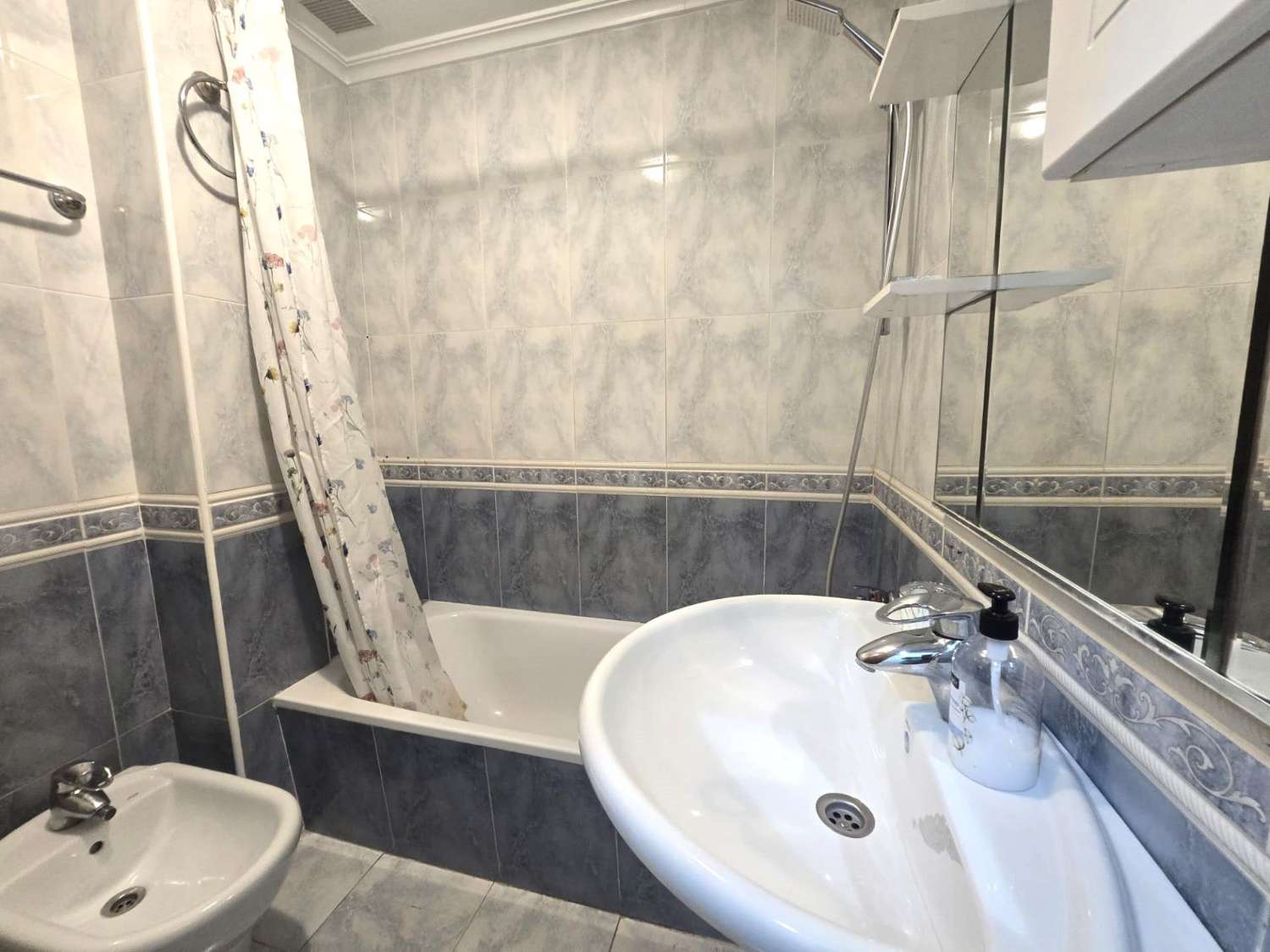 AMPLIO APARTAMENTO DE 3 DORMITORIOS Y 2 BAÑOS EN EL CENTRO DE TORREVIEJA, ORIENTACIÓN SUR