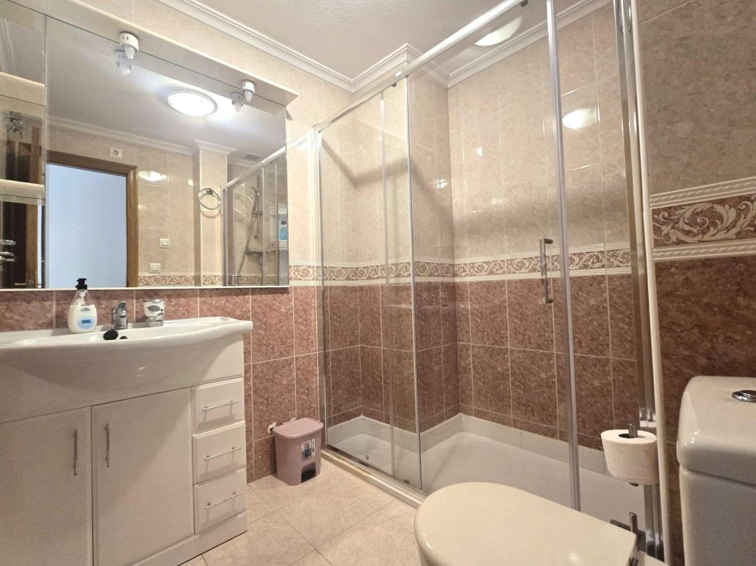 AMPLIO APARTAMENTO DE 3 DORMITORIOS Y 2 BAÑOS EN EL CENTRO DE TORREVIEJA, ORIENTACIÓN SUR