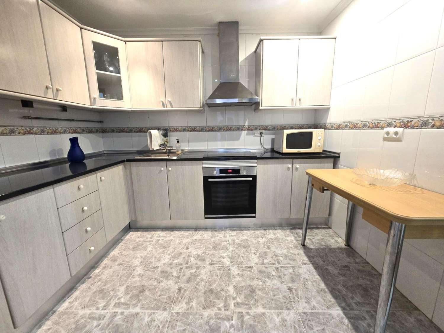 AMPLIO APARTAMENTO DE 3 DORMITORIOS Y 2 BAÑOS EN EL CENTRO DE TORREVIEJA, ORIENTACIÓN SUR